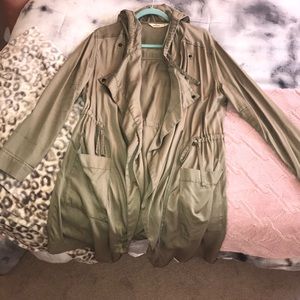 Cute trench coat!! Lightweight and comfortable